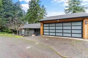 Exterior - Spacious 4-bedroom house in tranquil Bellevue with AC (Bellevue)