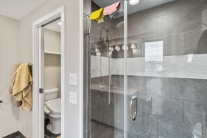 Secadora de cabello, toallas, jabón, papel de baño 