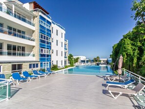 2 kolam renang terbuka 