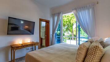 Superior-lejlighed - havudsigt | Pengeskab på værelset, arbejdsområde til bærbare computere, gratis Wi-Fi