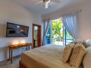 Superior-lejlighed - havudsigt | Pengeskab på værelset, arbejdsområde til bærbare computere, gratis Wi-Fi