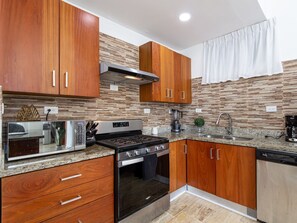 Refrigerador con congelador, horno, parrilla de estufa y lavavajillas 