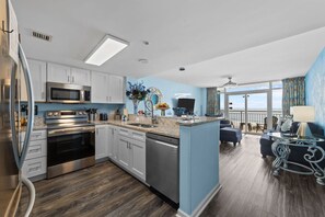 Fridge, microwave, oven, stovetop - COSTAL VIBES/GREAT LOCATION (Myrtle Beach)