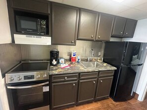 Fridge, oven, stovetop, coffee/tea maker - BOARDWALK BLISS/GREAT LOCATION (Myrtle Beach)