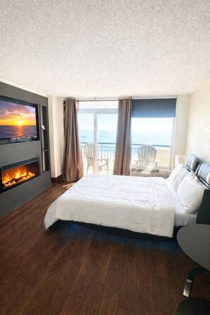 Desk, WiFi, bed sheets - BOARDWALK BLISS/GREAT LOCATION (Myrtle Beach)