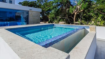 2 outdoor pools