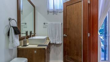 Kondominium Superior, pemandangan samudra | Kamar mandi | Shower, perlengkapan mandi gratis, handuk, dan sabun