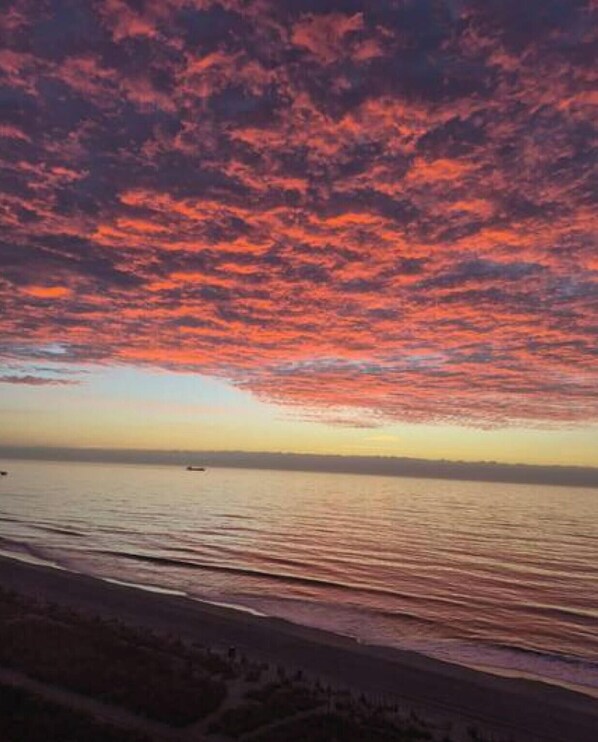 Una playa con un cielo al atardecer.