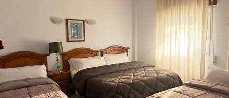 Chambre Triple, vue cour intérieure