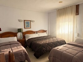 Habitación triple básica, vistas al patio | Escritorio y wifi gratis