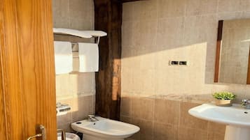 Kamar Triple Basic, pemandangan halaman