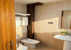Habitación triple básica, vistas al patio | Baño | Bañera, secador de pelo, bidé y toallas
