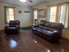 Living area - Enjoyable 3-bedroom house along a nice creek near Tar Hollow State Park (Londonderry)