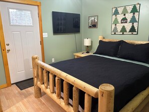 3 bedrooms, WiFi, bed sheets - Enjoyable 3-bedroom house along a nice creek near Tar Hollow State Park (Londonderry)