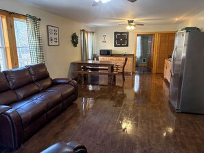 Living area - Enjoyable 3-bedroom house along a nice creek near Tar Hollow State Park (Londonderry)