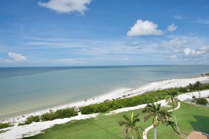 On the beach - Estero Beach & Tennis Club #806B “Blue Horizon” - Beachfront (Fort Myers Beach)