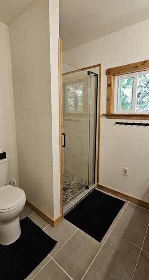 Shower, eco-friendly toiletries, hair dryer, towels - American Alps Cabin-Beach, Riverfront, EV charger, 2B/1Ba, North Cascade, Diablo (Marblemount)