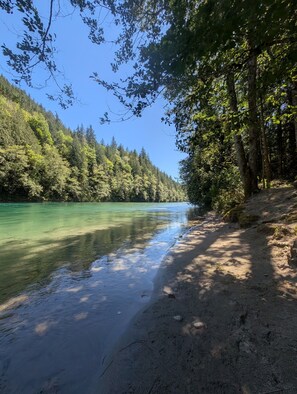 Beach nearby, sun-loungers - American Alps Cabin-Beach, Riverfront, EV charger, 2B/1Ba, North Cascade, Diablo (Marblemount)
