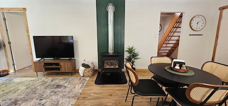 Dining. American Alps Cabin-Beach, Riverfront, EV charger, 2B/1Ba, North Cascade, Diablo
