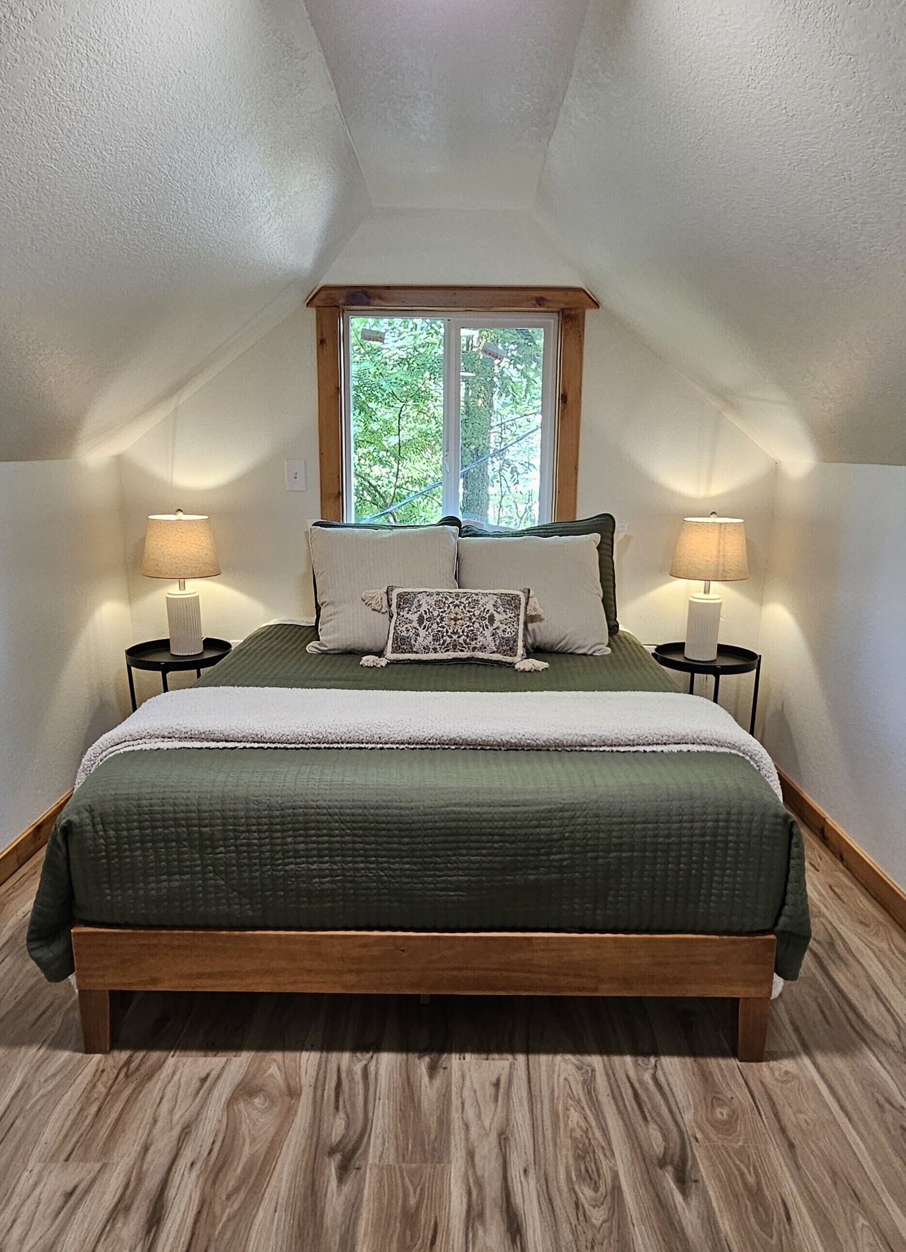 Escritorio, tabla de planchar con plancha, wifi gratis y ropa de cama 