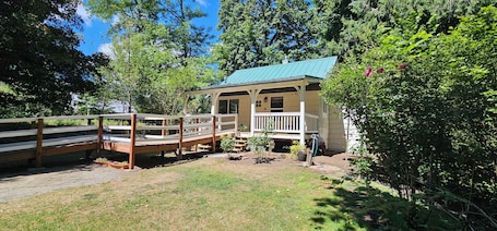 Exterior. American Alps Cabin-Beach, Riverfront, EV charger, 2B/1Ba, North Cascade, Diablo