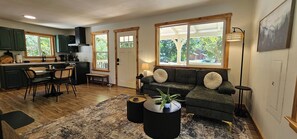 Smart TV, fireplace - American Alps Cabin-Beach, Riverfront, EV charger, 2B/1Ba, North Cascade, Diablo (Marblemount)
