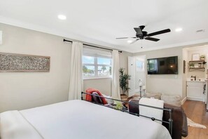 1 slaapkamer, een strijkplank/strijkijzer, wifi, beddengoed