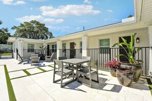 Outdoor dining - New Studio Apartment w/ Kitchen - A (West Palm Beach)