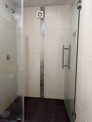 Shower, towels, soap, toilet paper - Modern Apartment in Premium Zone (San Luis Potosí)