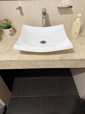 Regadera, toallas, jabón, papel de baño 