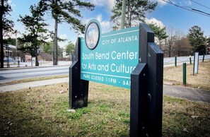 A sign for the City of Atlanta South Bend Center for Arts and Culture with a notice that the park is closed from 11 PM to 6 AM. - 3-bedroom house 5 minutes from Downtown Atlanta & Airport (Atlanta)