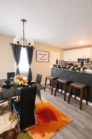 Dining - 3-bedroom house 5 minutes from Downtown Atlanta & Airport (Atlanta)