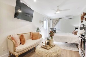Tabla de planchar con plancha, wifi y ropa de cama