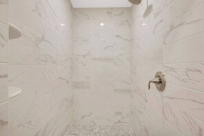 Shower, hair dryer, towels, shampoo - Modern Studio in Downtown Stuart #5 (Stuart)
