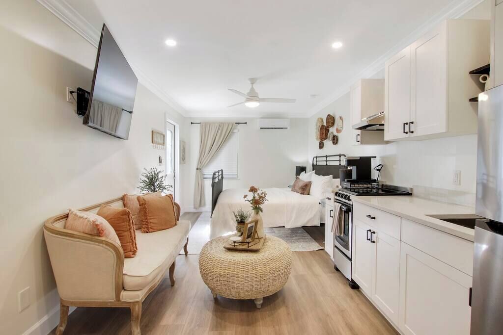 Een strijkplank/strijkijzer, wifi, beddengoed