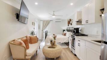 Een strijkplank/strijkijzer, wifi, beddengoed