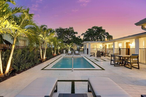 Downtown WPB studio D - w/ full kitchen