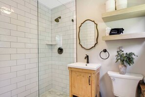 Een douche, een haardroger, handdoeken, shampoo