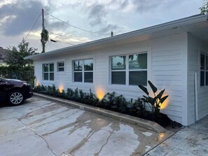 Property grounds - Downtown WPB studio D - w/ full kitchen (West Palm Beach)