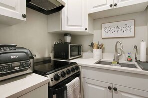 Fridge, microwave, oven, stovetop - Downtown WPB studio D - w/ full kitchen (West Palm Beach)