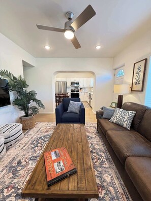 A living room with a coffee table, sofa, and a ceiling fan. - 2 Bed/1bath, two blocks from U of A! (Tucson)
