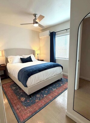Iron/ironing board, WiFi, bed sheets - 2 Bed/1bath, two blocks from U of A! (Tucson)