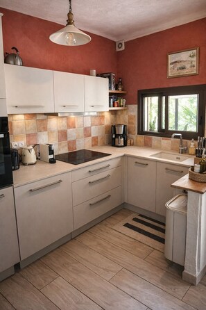 Private kitchen - Atypical house in Le Brusc - Nature, sea and peace (Six-Fours-les-Plages)