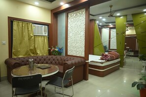 Superior Suite, Balcony, City View | Interior