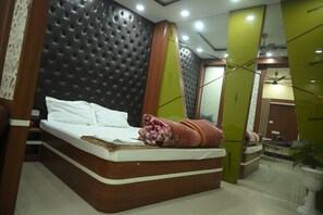 Suite Superior, balkon, pemandangan kota | Meja kerja, ruang kerja ramah laptop, dan Wi-Fi gratis