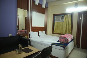 Habitación clásica doble, balcón, vistas a la ciudad | Escritorio, espacio para trabajar con un portátil, wifi gratis