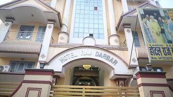 تفاصيل الفندق من الخارج