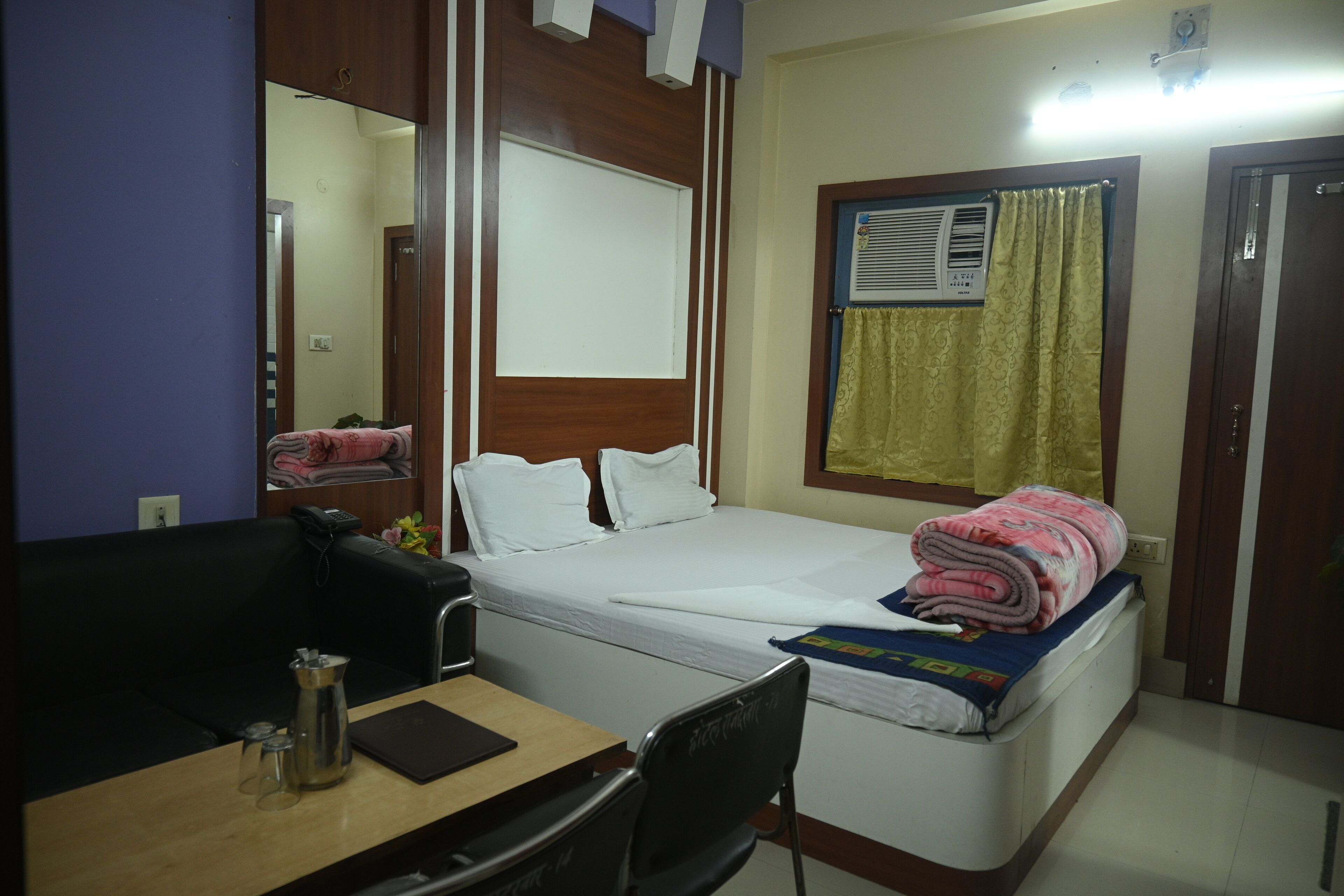 Habitación clásica doble, balcón, vistas a la ciudad | Escritorio, espacio para trabajar con un portátil, wifi gratis