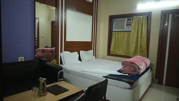 Habitación clásica doble, balcón, vistas a la ciudad | Escritorio, espacio para trabajar con un portátil, wifi gratis