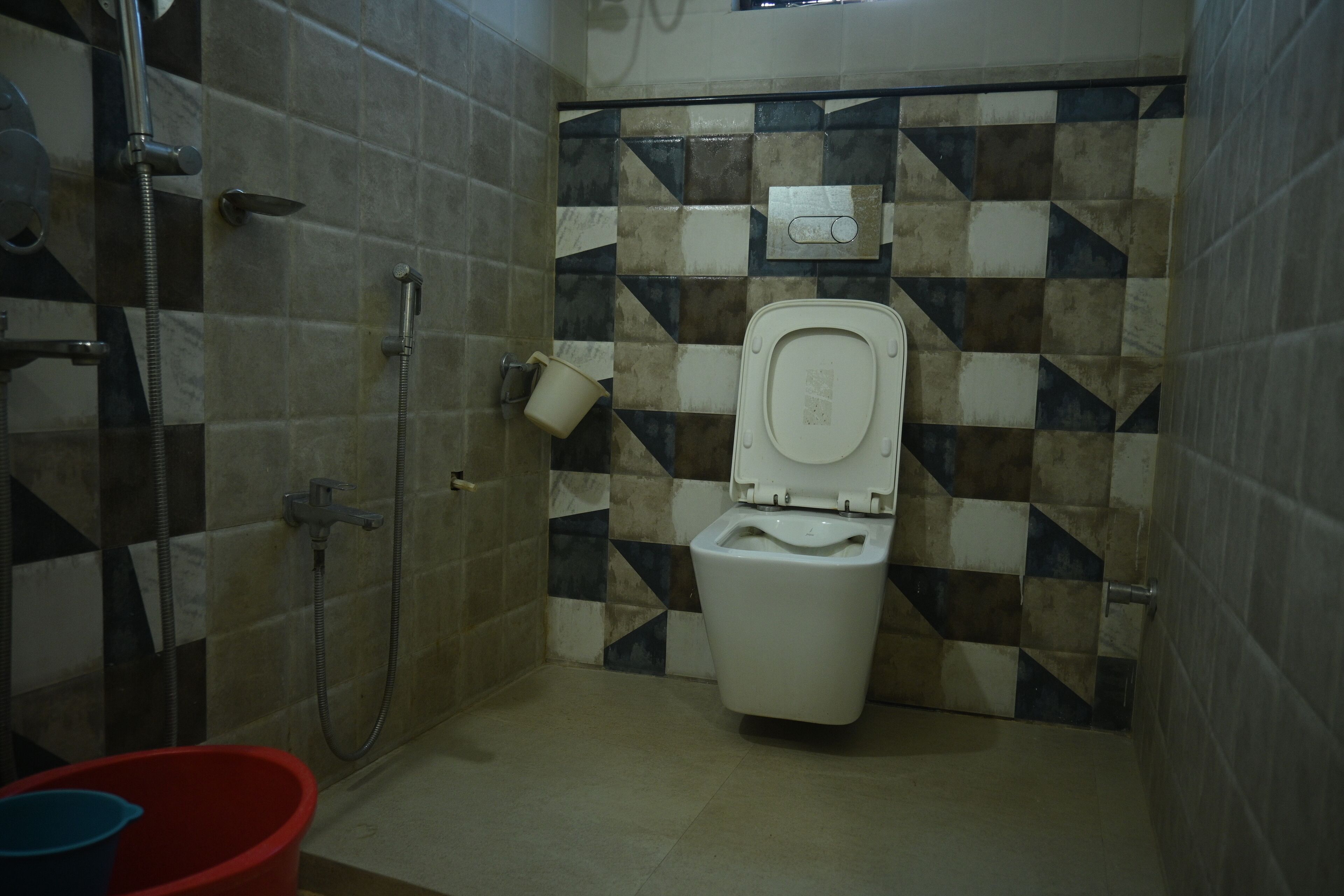 Deluxe-Zweibettzimmer, Balkon, Stadtblick | Badezimmer | Badewanne und Dusche (separat), Hausschuhe, Handtücher, Seife